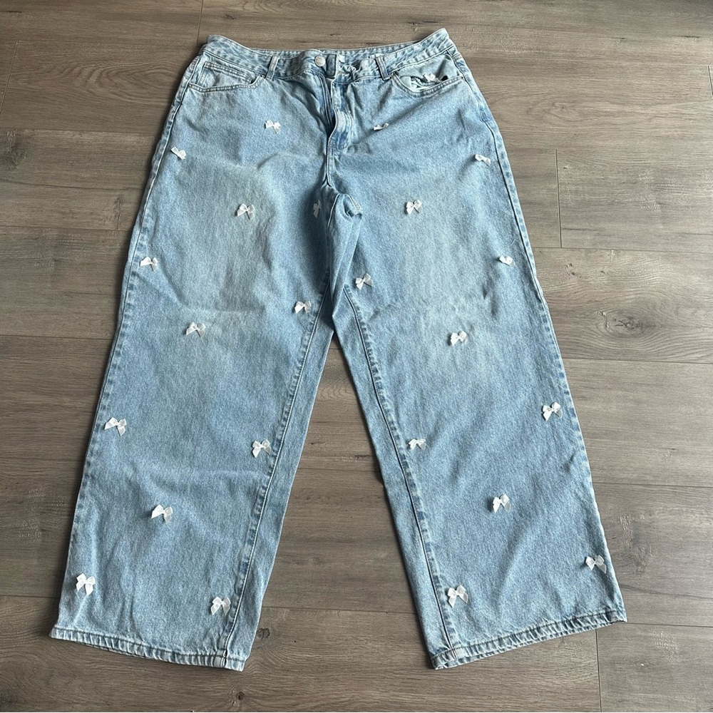 EUC Forever 21+ 90s fit bow jeans - size 16